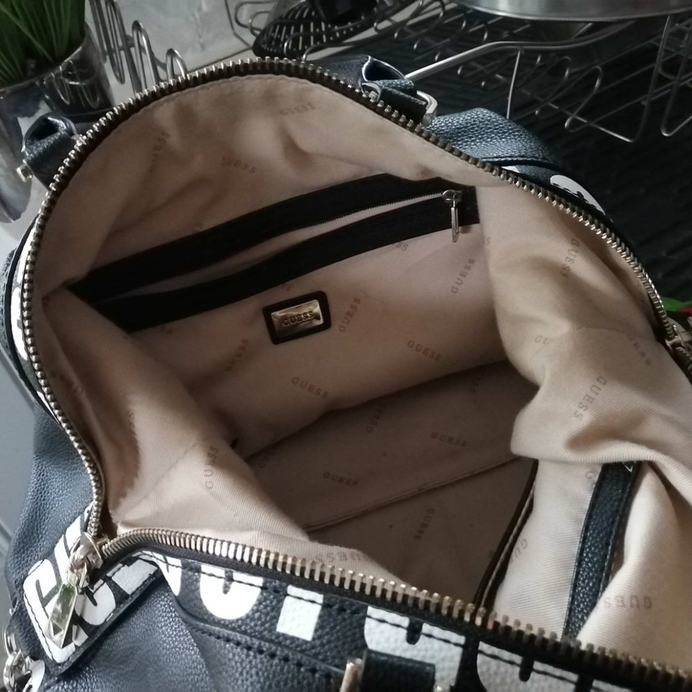 Guess handbag - Picture 2 of 3
